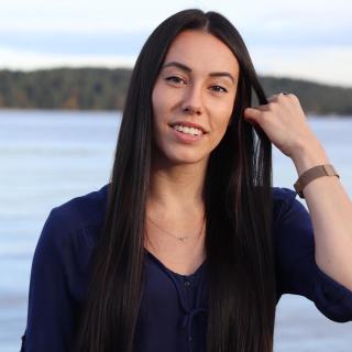 Portrait of Samantha in front of the ocean