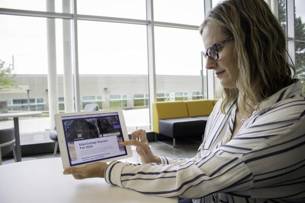 Regan McKeever uses an iPad to view the VIU ElderCollege website.