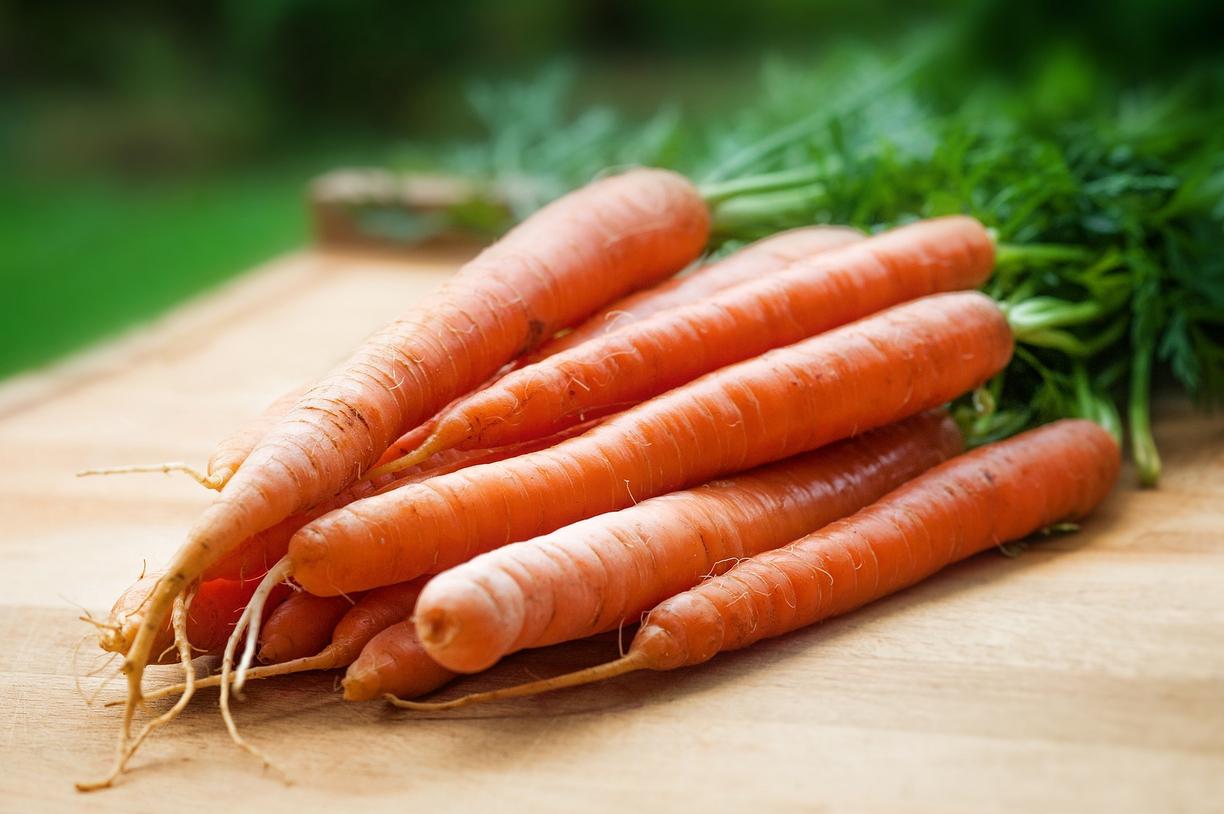 A bundle of carrots on a cutting board